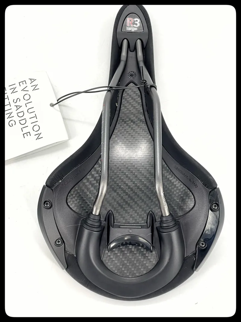 Fizik Aliante R3 Large 152 mm Wide Black-1
